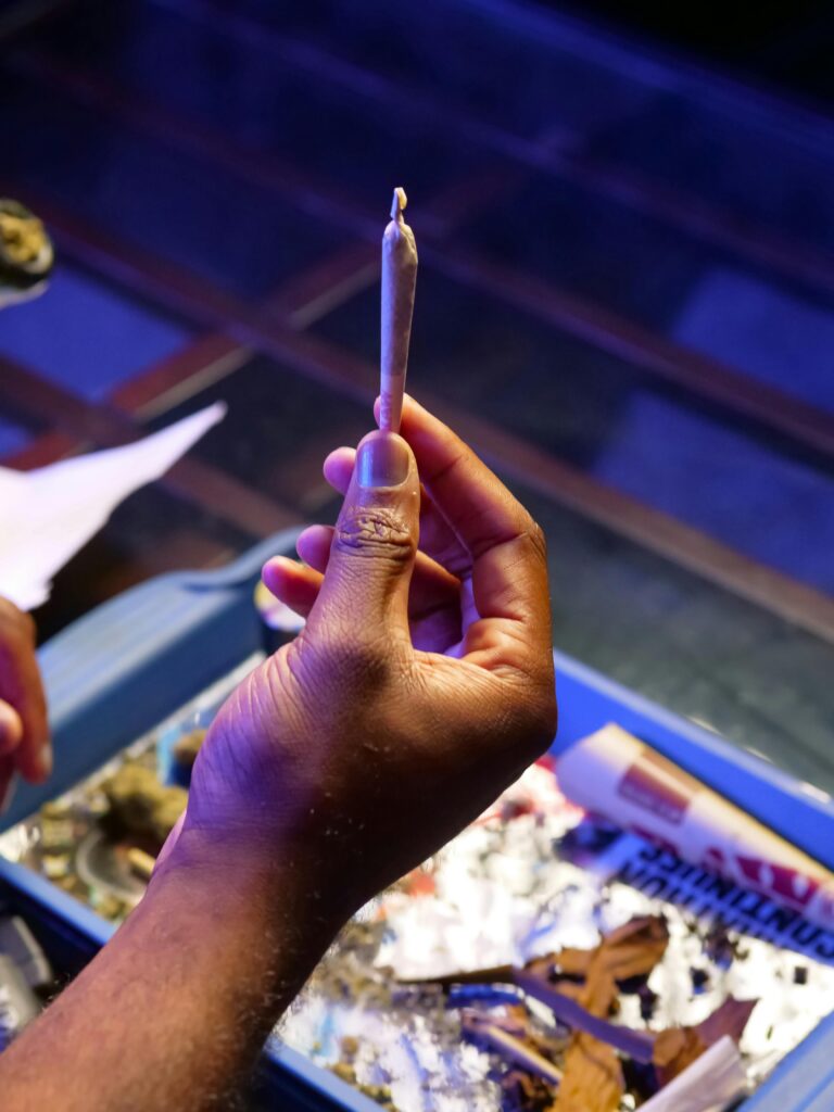 Подробнее о статье Муж курит траву признаки