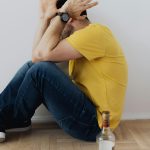 Read more about the article Почему алкоголик обвиняет близких в своём пьянстве