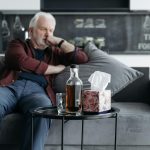 Read more about the article Почему человек пьёт в одиночестве: тревожный признак или привычка