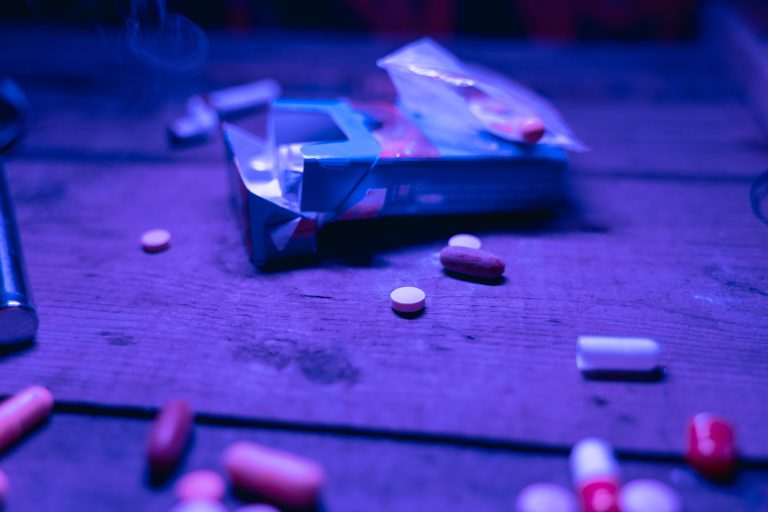 Read more about the article Тревога после употребления наркотиков: почему человек становится подозрительным и злым?
