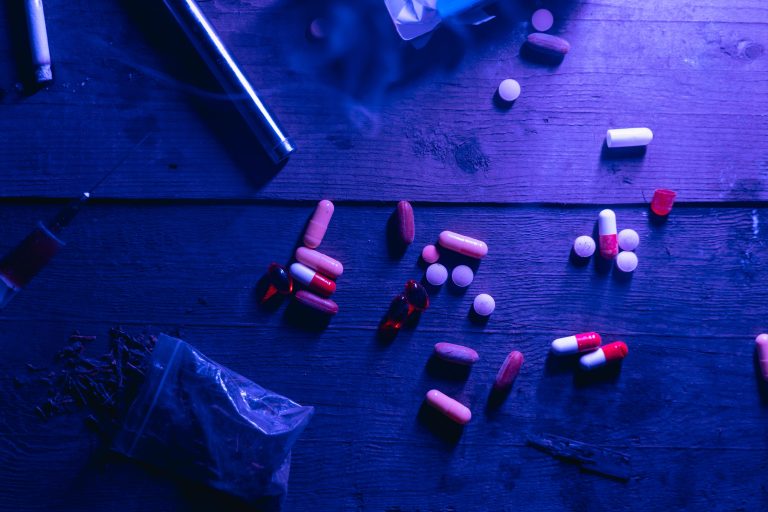 Read more about the article Как помочь наркоману при ломке в домашних условиях – первая помощь и опасные симптомы