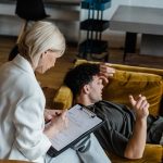 Read more about the article Поведение алкоголика в семье – советы психолога для близких